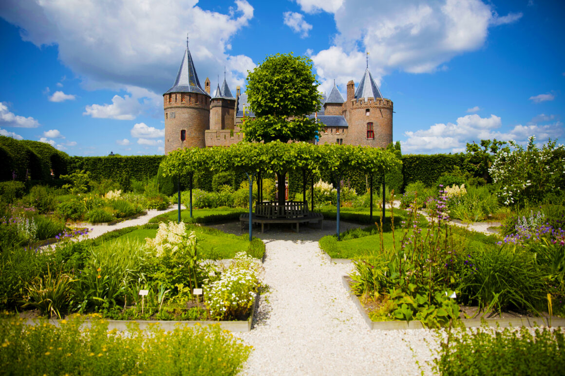 Muiderslot gezien vanuit Kruidhof