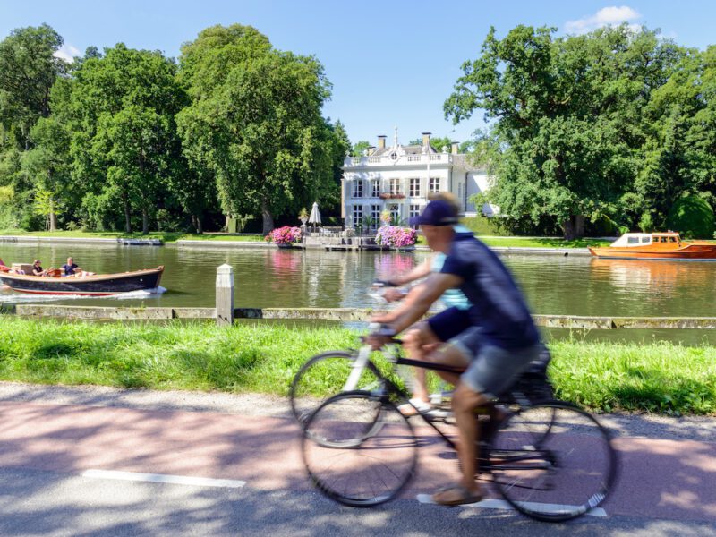 Fietsers langs de Vecht - foto Martin van Lokven | Visit Gooi & Vecht