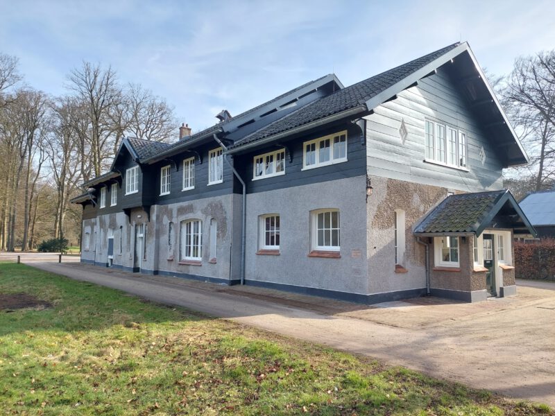 Foto: het exterieur van het Dienstengebouw op het landgoed van Museum Huis Doorn