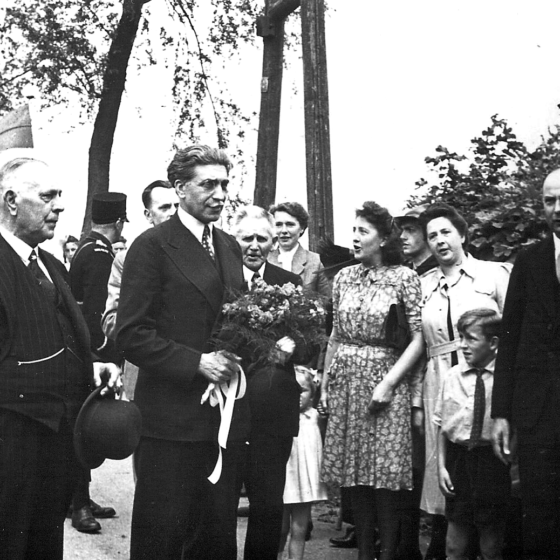 foto van het moment dat Egmont baron Van Zuylen van Nijevelt (met boeket) voor eerst na de oorlog weer op Kasteel de Haar komt (1946). Op links: Hendrik de Greef.