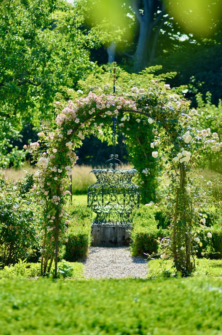 Romantische rozenbogen in de tuin van Kasteel Amerongen