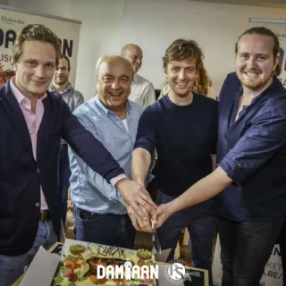 Prins Simon (links) bij de premiere van muziekspektakel Damiaan (foto: Historalia)