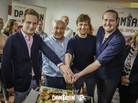 Prins Simon (links) bij de premiere van muziekspektakel Damiaan (foto: Historalia)
