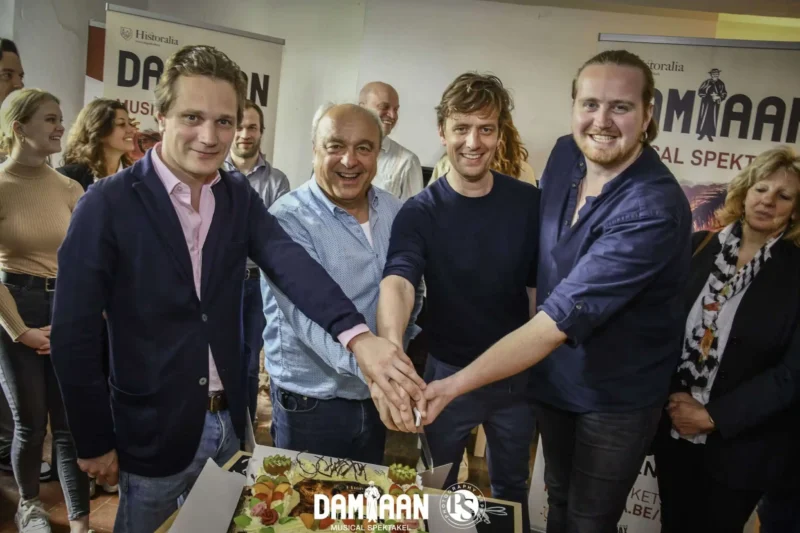 Prins Simon (links) bij de premiere van muziekspektakel Damiaan (foto: Historalia)