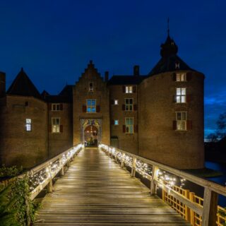 Kasteel Ammersoyen tijdens de kerst is sfeervol verlicht (foto- Ton Rothengatter)