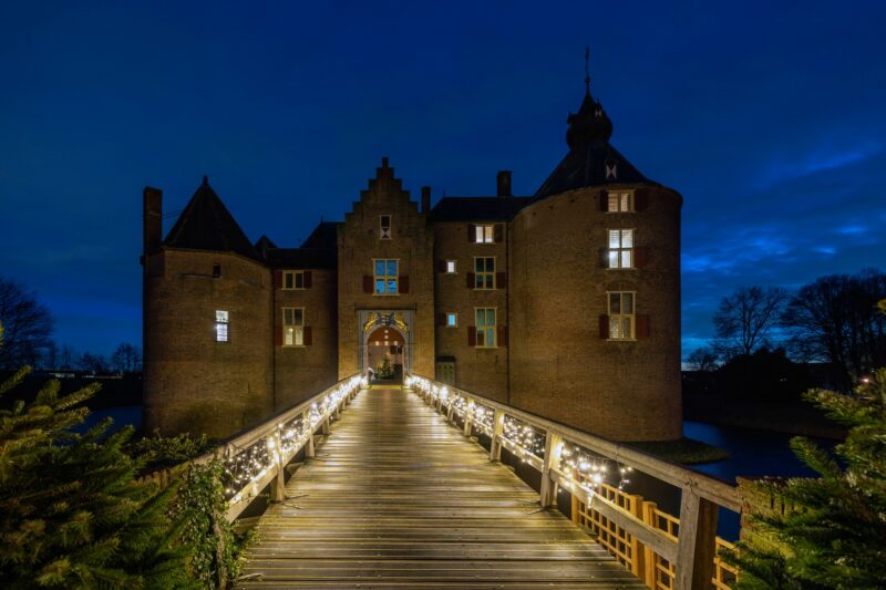 Kasteel Ammersoyen tijdens de kerst is sfeervol verlicht (foto- Ton Rothengatter)