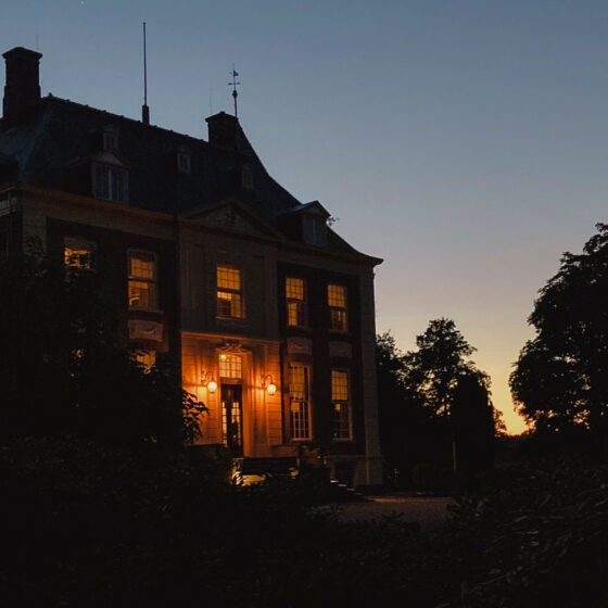 Huis Verwolde in de avondschemering (foto: GLK)