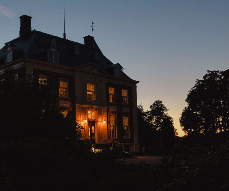Huis Verwolde in de avondschemering (foto: GLK)
