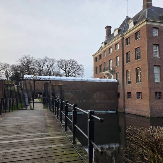 De ingepakte toegangsbrug van Kasteel Amerongen