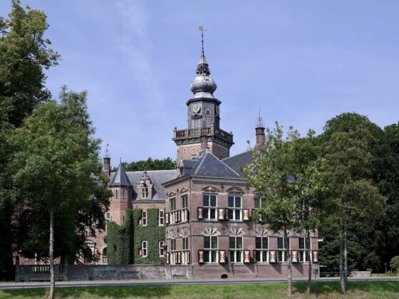 Kasteel Nyenrode met de markante klokketoren (foto: Choinowski, CC BY-SA 4.0 via Wikimedia Commons)