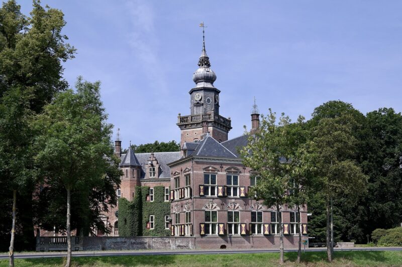 Kasteel Nyenrode met de markante klokketoren (foto: Choinowski, CC BY-SA 4.0 via Wikimedia Commons)