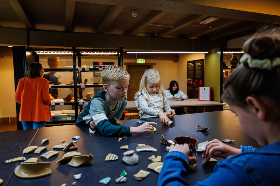 Puzzelen met scherven bij Kasteel Ammersoyen. (foto © Levin den Boer/GLK)